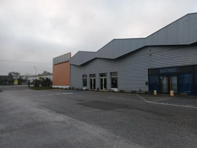 Belle visibilité sur un axe très passant.