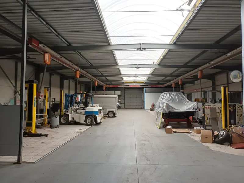 Très beau local d'activités avec show-room.