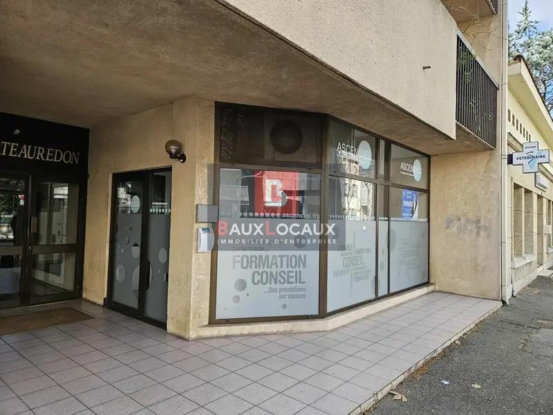 LOCAL COMMERCIAL D'ENVIRON 54 m² EN PIED D'IMMEUBLE AVEC VISIBILITE