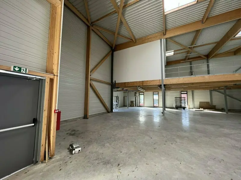 LOCAUX NEUFS A LOUER