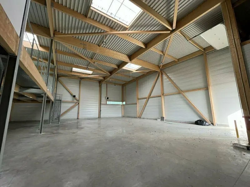 LOCAUX NEUFS A LOUER