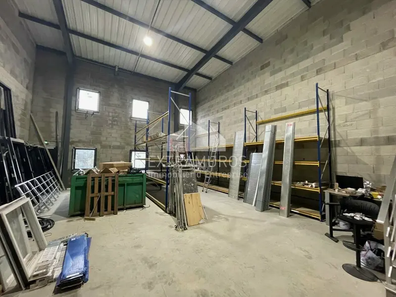 Local d'activités de 200m² avec hauteur de 8 mètres