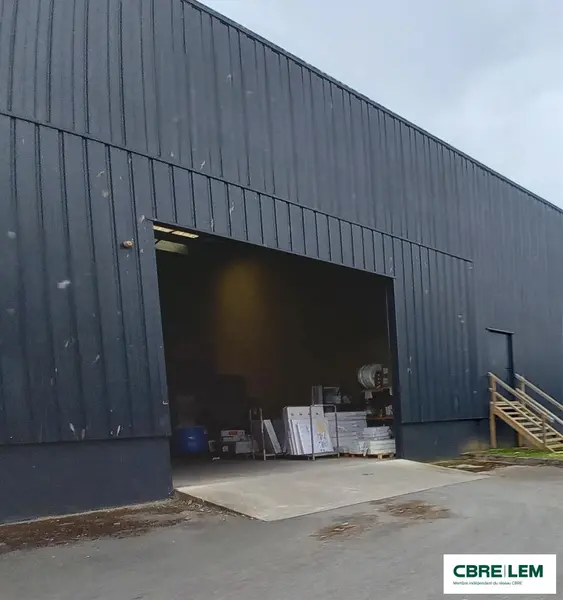 Proximité immédiate centre commercial.