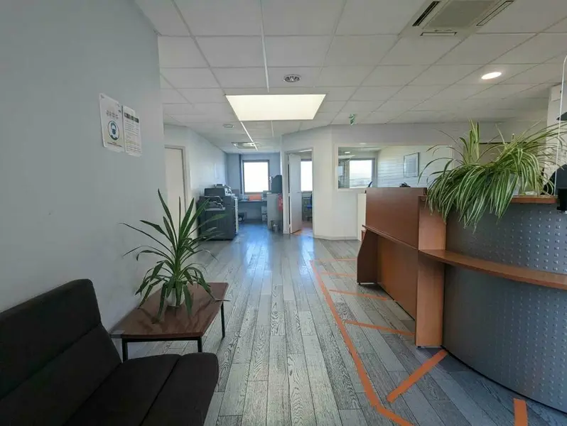 A louer Bureaux+stockage. Emplacement stratégique! 