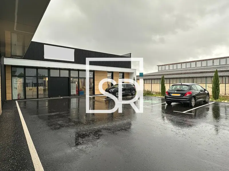 LOCATION ENTREPOT 200 m2 + LOCAL COMMERCIAL 200 m2 63300 THIERS