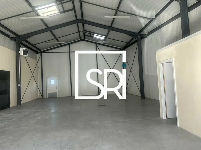 ENSEMBLE DE LOCAUX COMMERCIAUX DIVISIBLE  ABREST (03200)