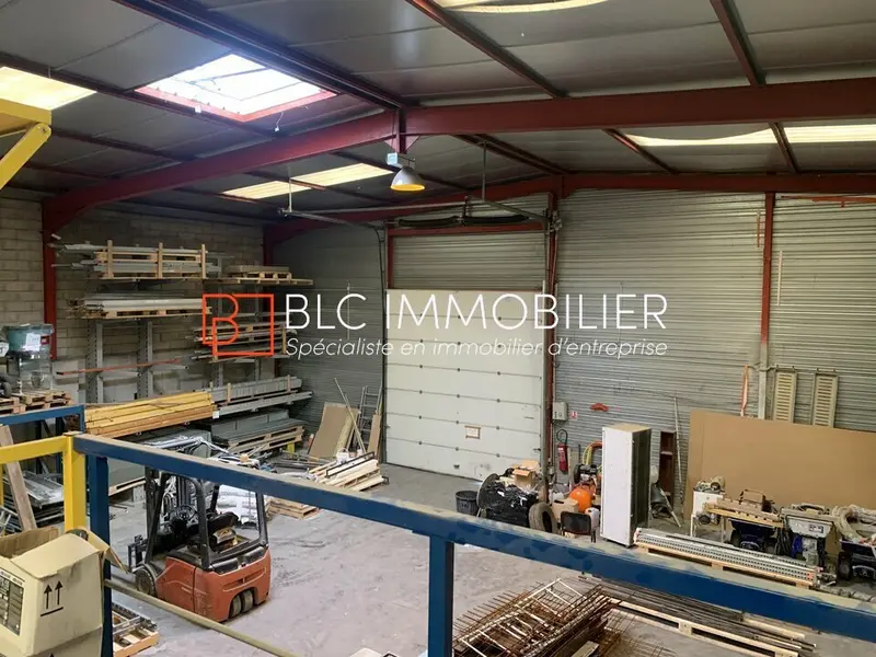 ENTREPOT A VENDRE 1150 m² 13240 SEPTEMES LES VALLONS