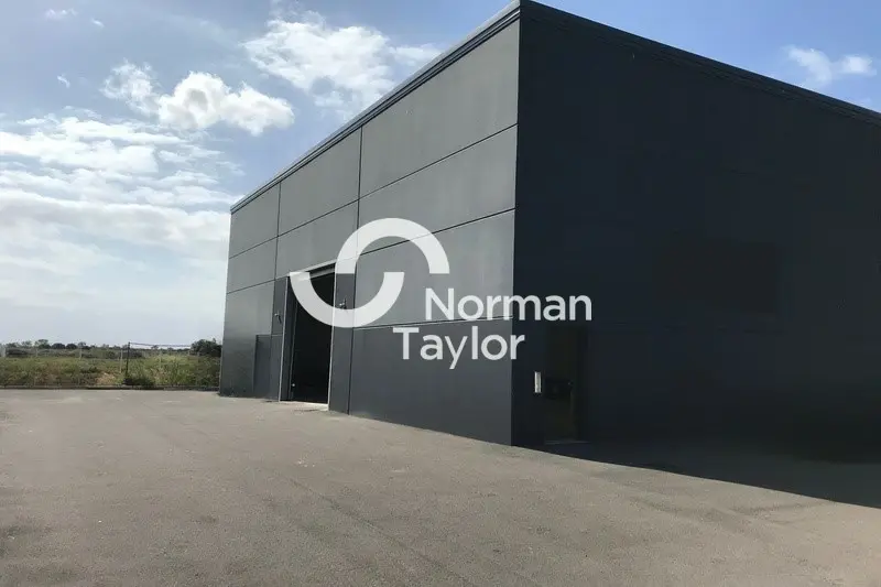 Local d'activité de 200 m², face à l'aéroport de Rivesaltes