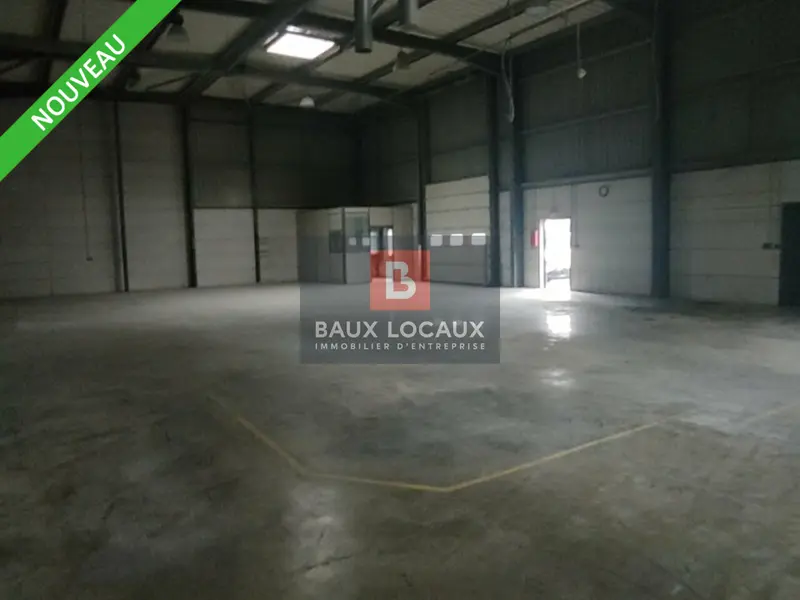 LOCAUX ACTIVITES D'ENVIRON 870 m² AVEC EXTERIEUR EN ZONE