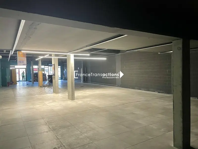 A LOUER LOCAL COMMERCIAL 350 M² AUCAMVILLE 