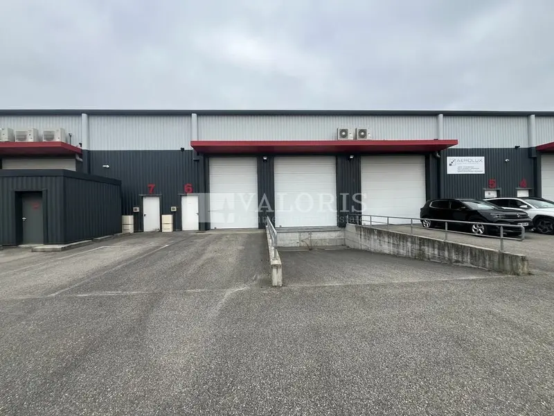 A louer Locaux d'activité 1136m² Saint-Quentin-Fallavier