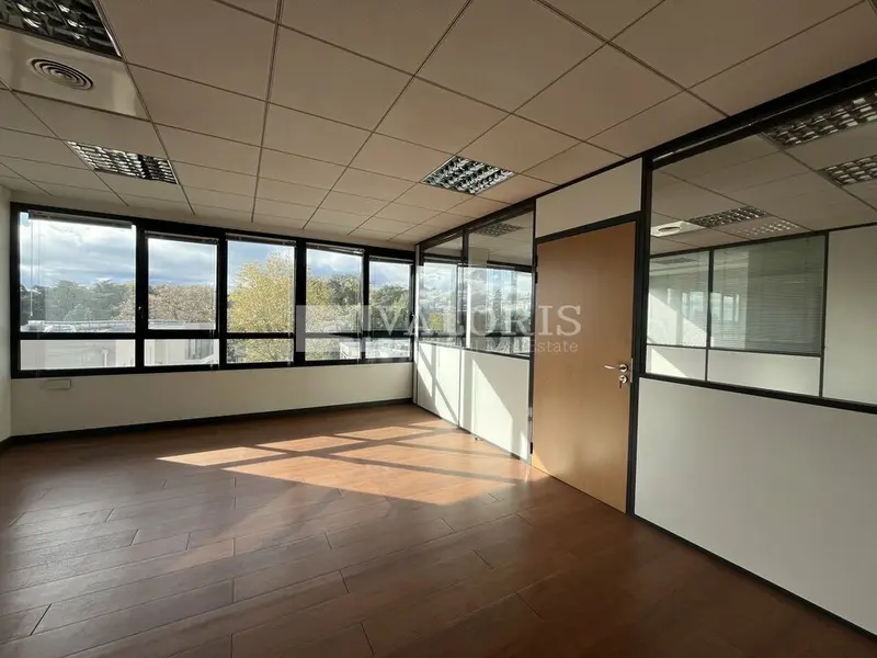 A louer Bureaux 899m² Écully