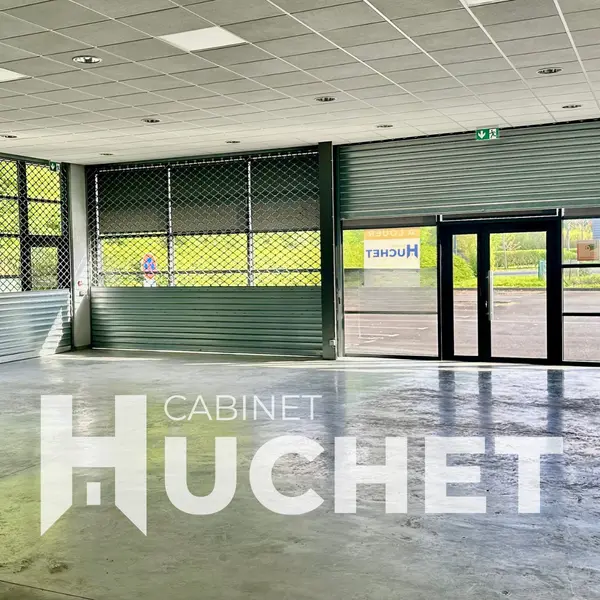 14. À LOUER   Local commercial de 333 m2 avec Show-room, Bur