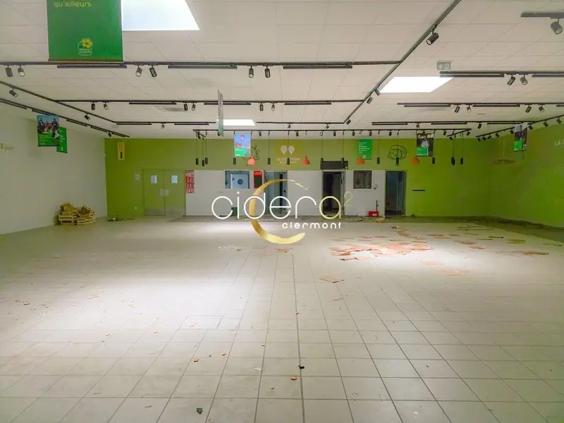 À louer  Local commercial de 640m²  Emplacement stratégique