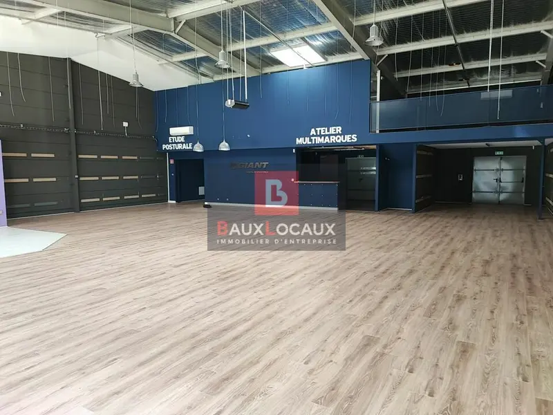 LOCATION D'UN BEAU LOCAL DE 317 m² AVEC PARKING