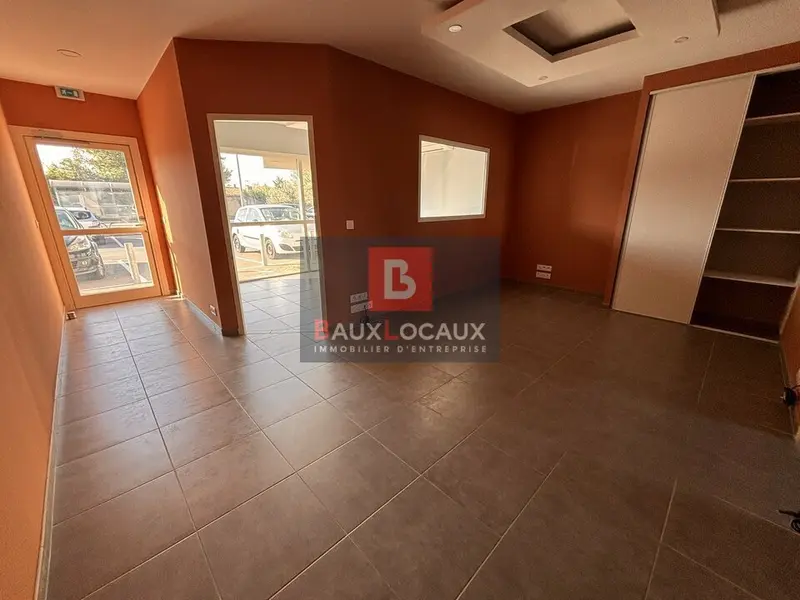 LOCATION LOCAL COMMERCIAL 60 M² EN ZONE COMMERCIALE À VEDÈNE