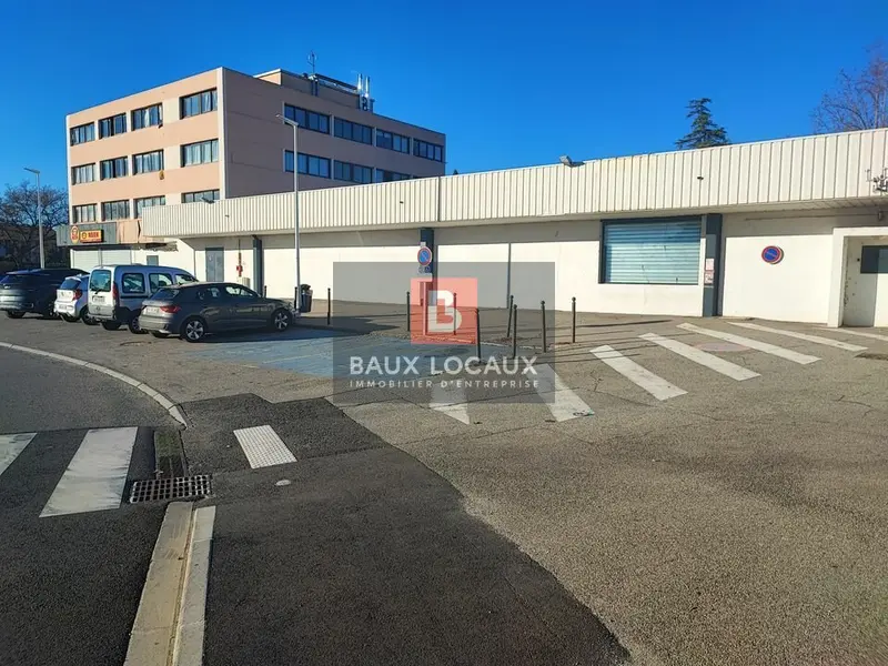 LOCAL COMMERCIAL D'ENVIRON 687 m²