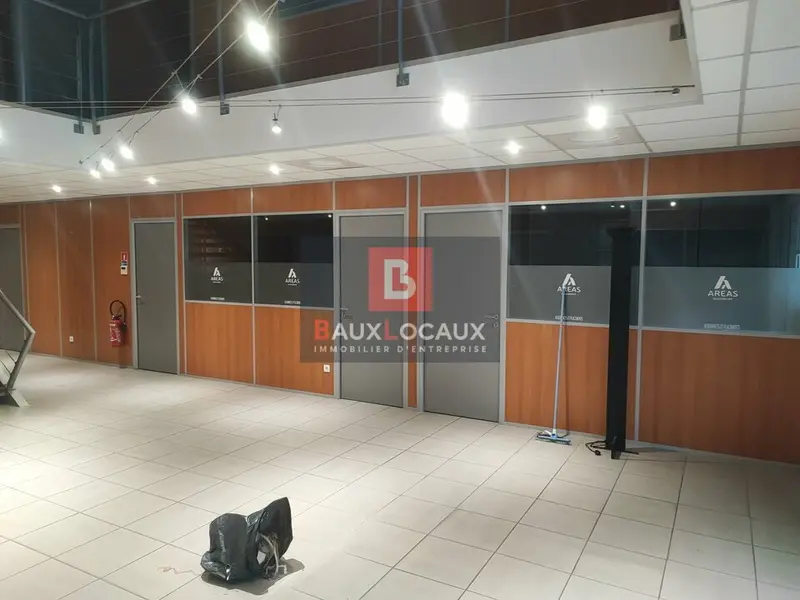 BUREAUX EQUIPES DE 45 m² AU RDC D'UN BATIMENT TERTIAIRE