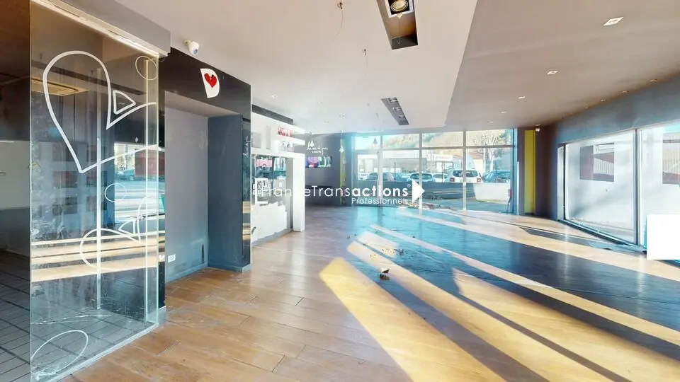 A LOUER LOCAL COMMERCIAL 400 m² AXE CAHORS