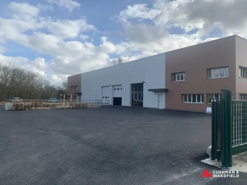 Bâtiment d'activité de 2 100 m² à louer sur site clos 