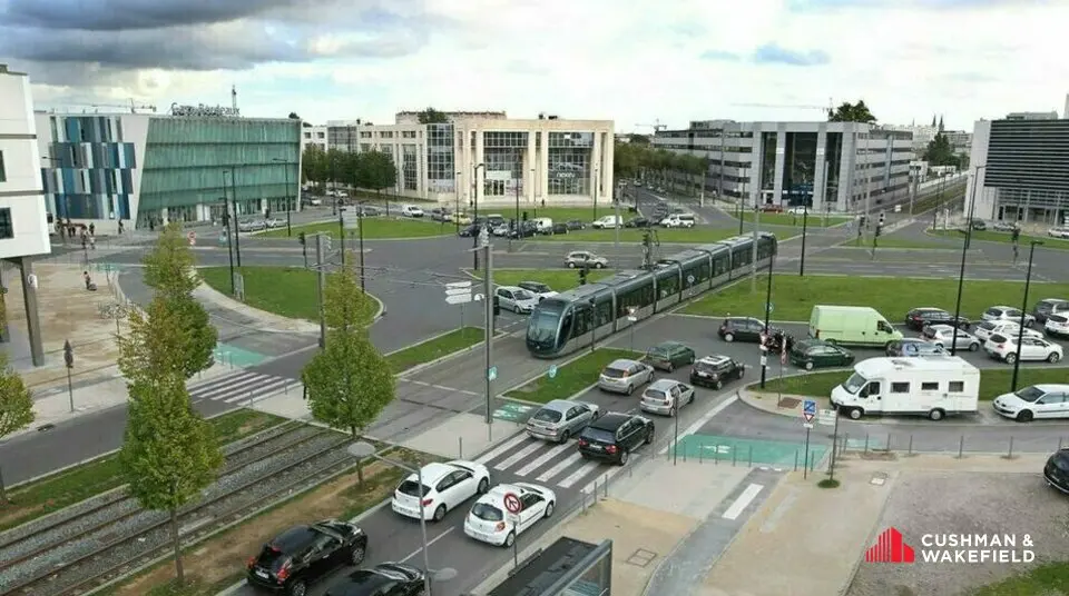 Sur le Cours du Médoc, bureaux à la location entièrement rénovés