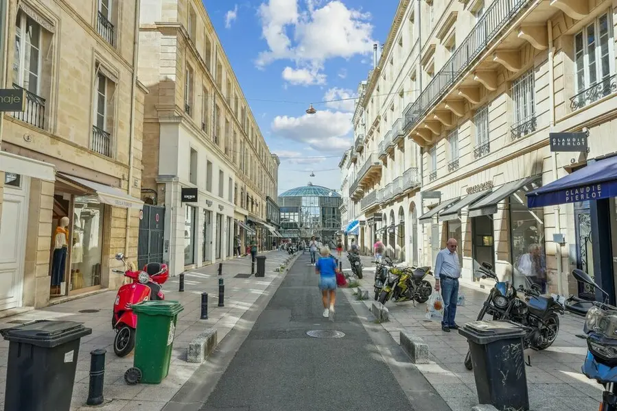 A LOUER LOCAL COMMERCIAL TRIANGLE D'OR