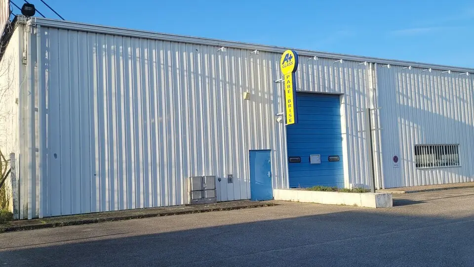 LOCAL D'ACTIVITES OU ARTISANAL.