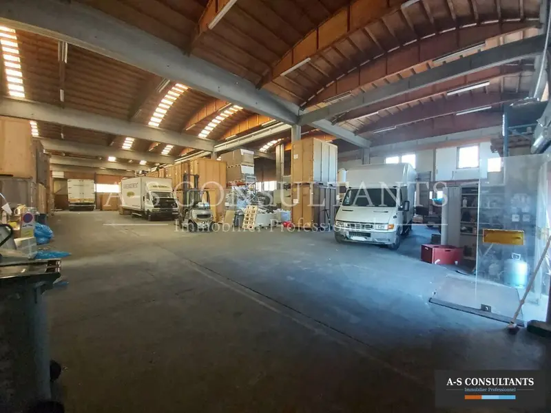 A vendre Entrepôt 1250m² Saint-Priest