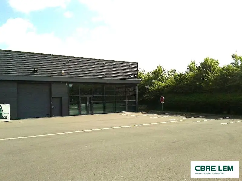 Bâtiment avec beau parking.