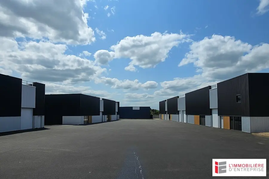 VENTE - CELLULE D'ACTIVITE - LA MEZIERE - 300 M² 