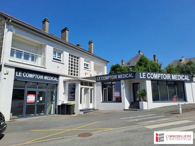 LOCATION  LOCAL COMMERCIAL  413 M²  FOUGÈRES