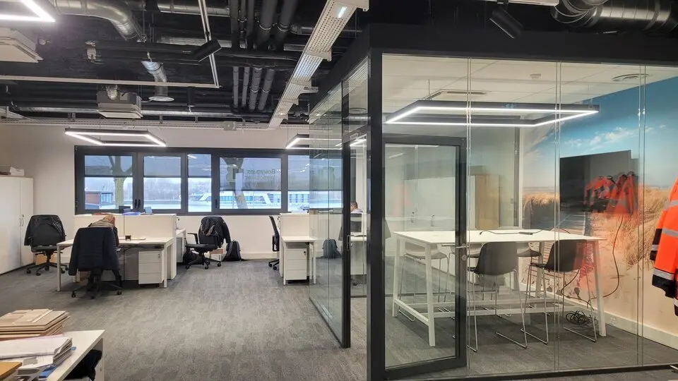 TRES BEAUX BUREAUX RECENTS AVEC PARKING SUR AXE PASSANT.