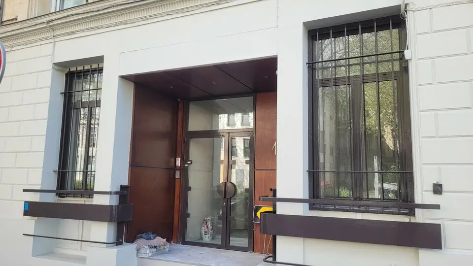 PROCHE GARE SUR AXE PASSANT.