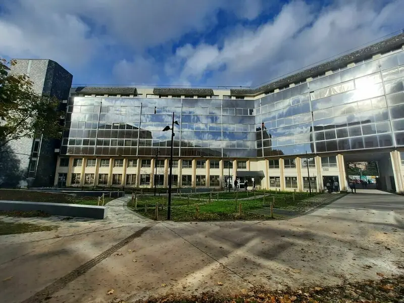 A LOUER OU A VENDRE - QUARTIER ST SEVER - BUREAUX + PARKINGS.  