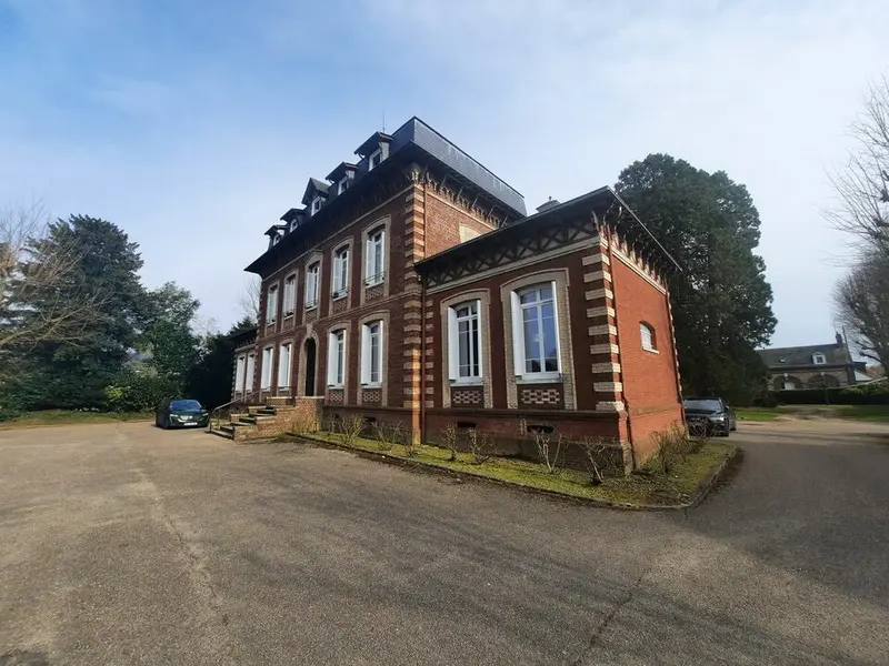 BELLE MAISON DE MAITRE SUR PARC / NOMBREUX PARKINGS.