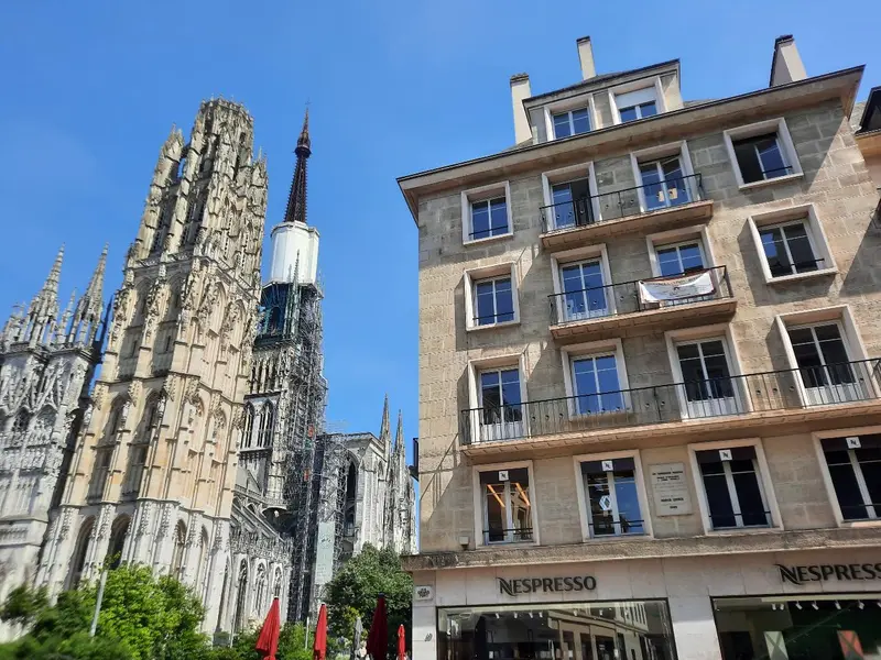 AU COEUR DU CENTRE-VILLE HISTORIQUE.