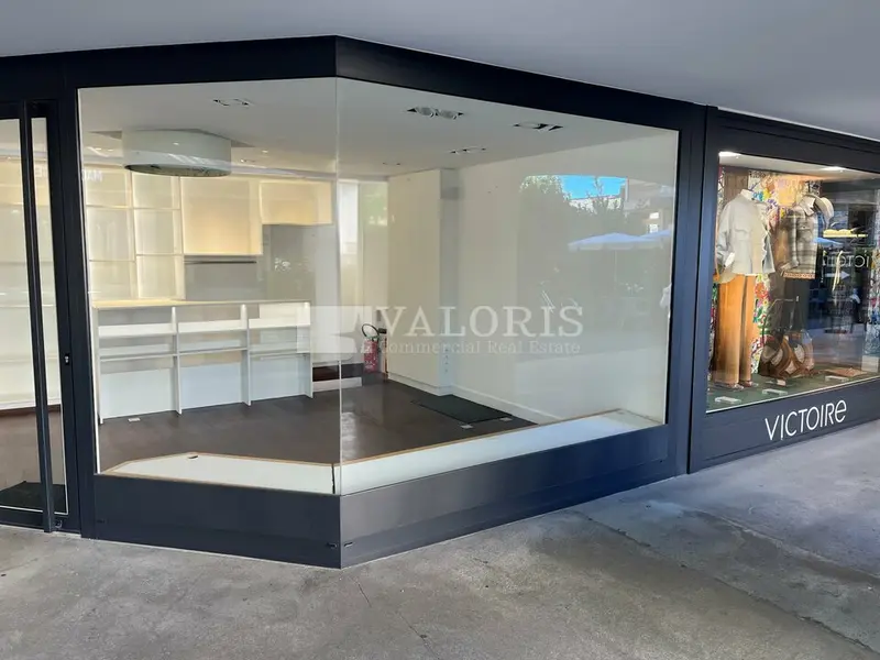A louer Local commercial  61m² Demi-Quartier