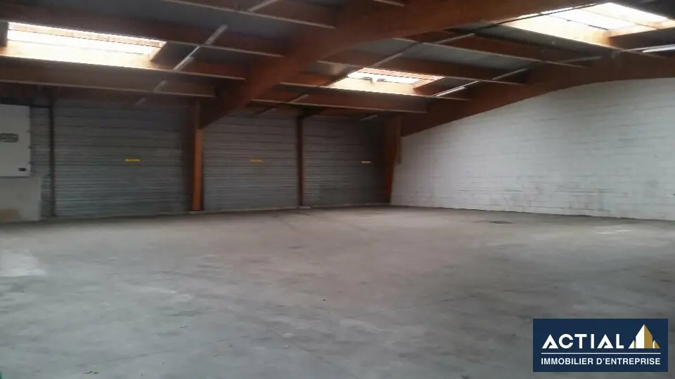 NANTES EST VISIBILITE SHOW ROOM SUR AXE PASSANT RTE PARIS