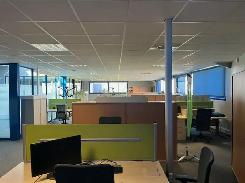 A louer beau plateau de bureaux avec un local d'activités