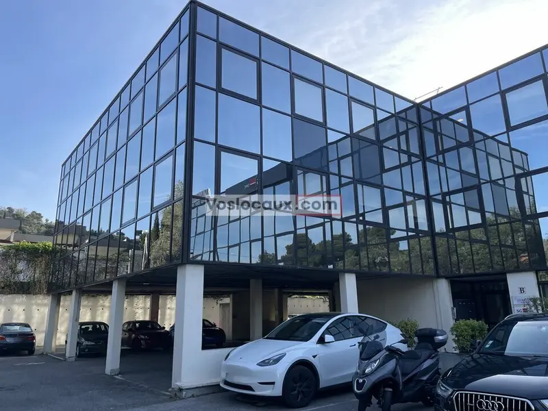 A louer : 2 min de l'A8, Bureaux de 220 m² au CANNET