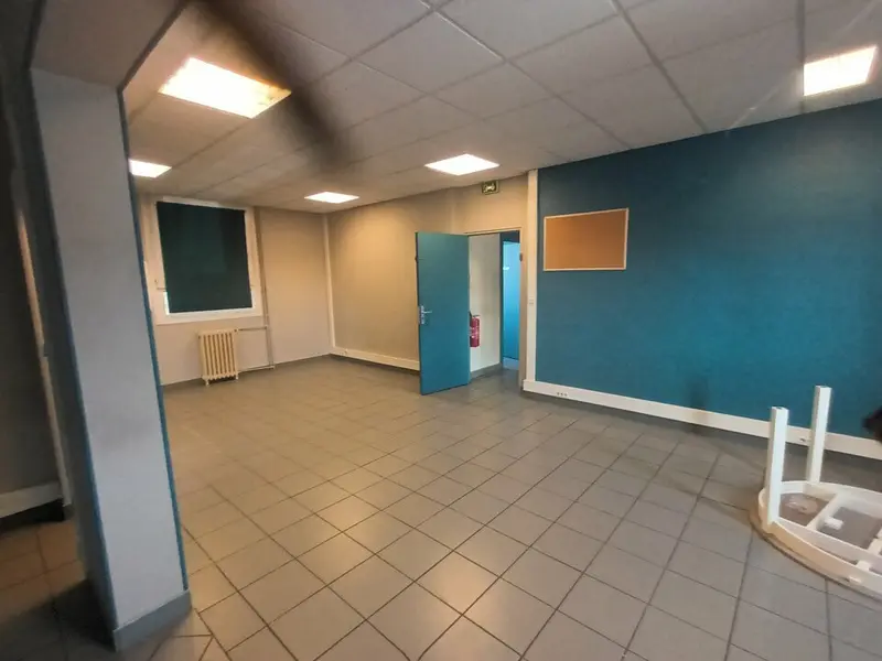 A proximité des boulevards industriels.