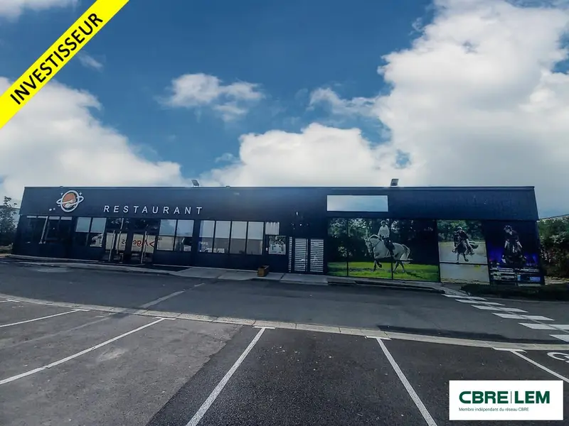 INVESTISSEMENT.- Bel emplacement avec environnement commercial