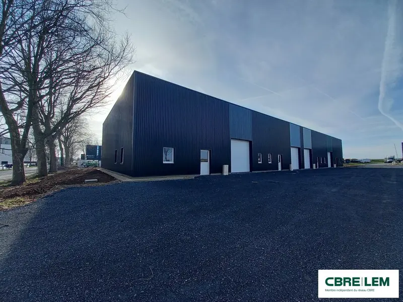 A VENDRE OU A LOUER - LOCAL NEUF + PARKING.