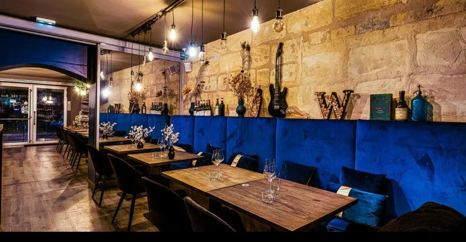 BORDEAUX LOCAL COMMERCIAL A LOUER DE 170 M² ENV