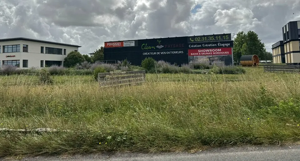 Local d'activité avec showroom en façade de périphérique à IFS 