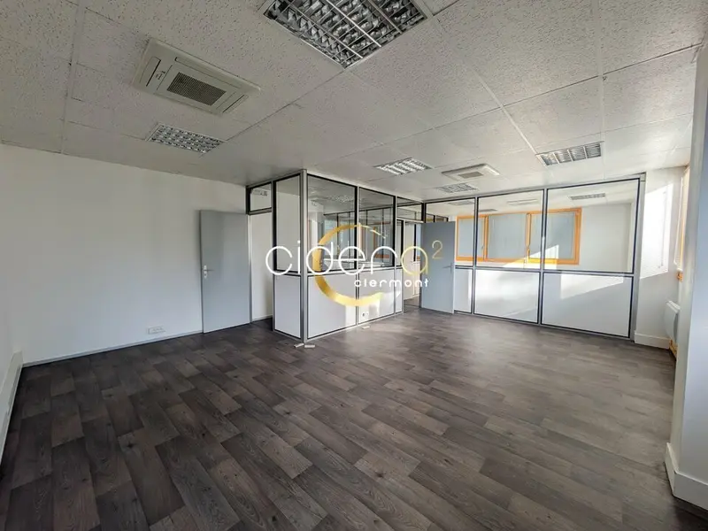 A louer bureaux 82m² RDC - secteur La Pardieu