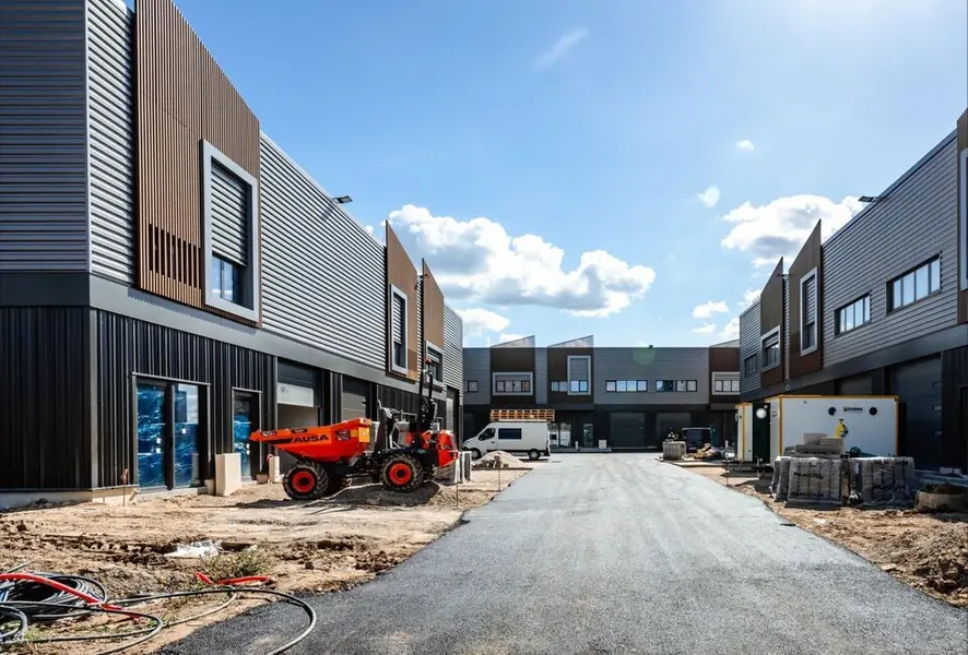 LOCAUX D'ACTIVITE AVEC BUREAUX A VENDRE