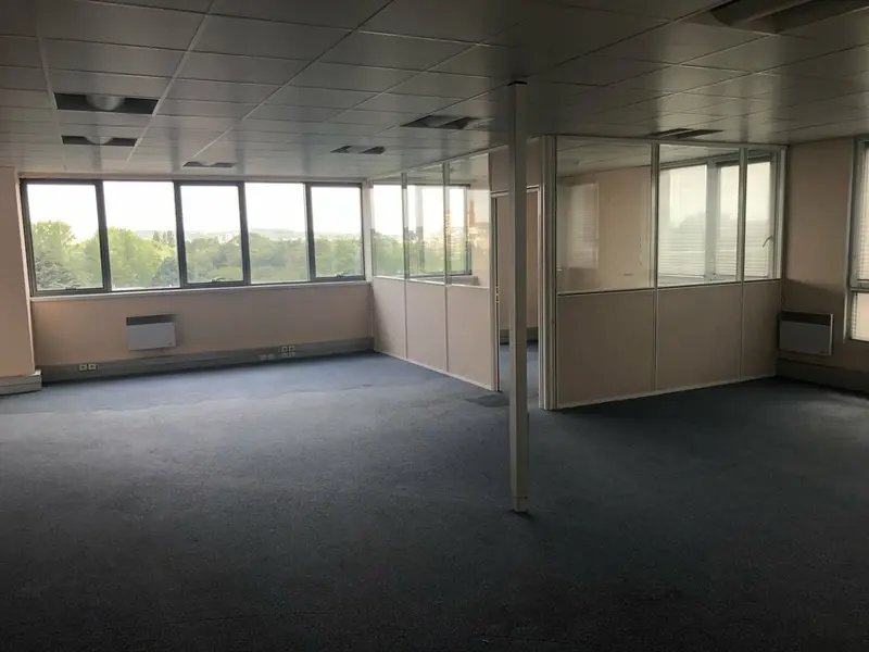 Surfaces de bureaux disponible