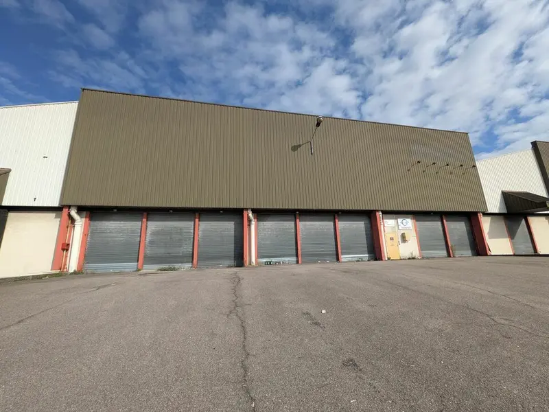 A LOUER 1625m² de local sur la zone industrielle n°1!