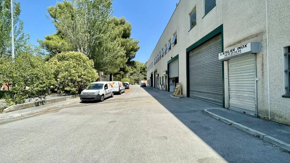 A louer : Locaux d'activité de 180 m²  à CARROS